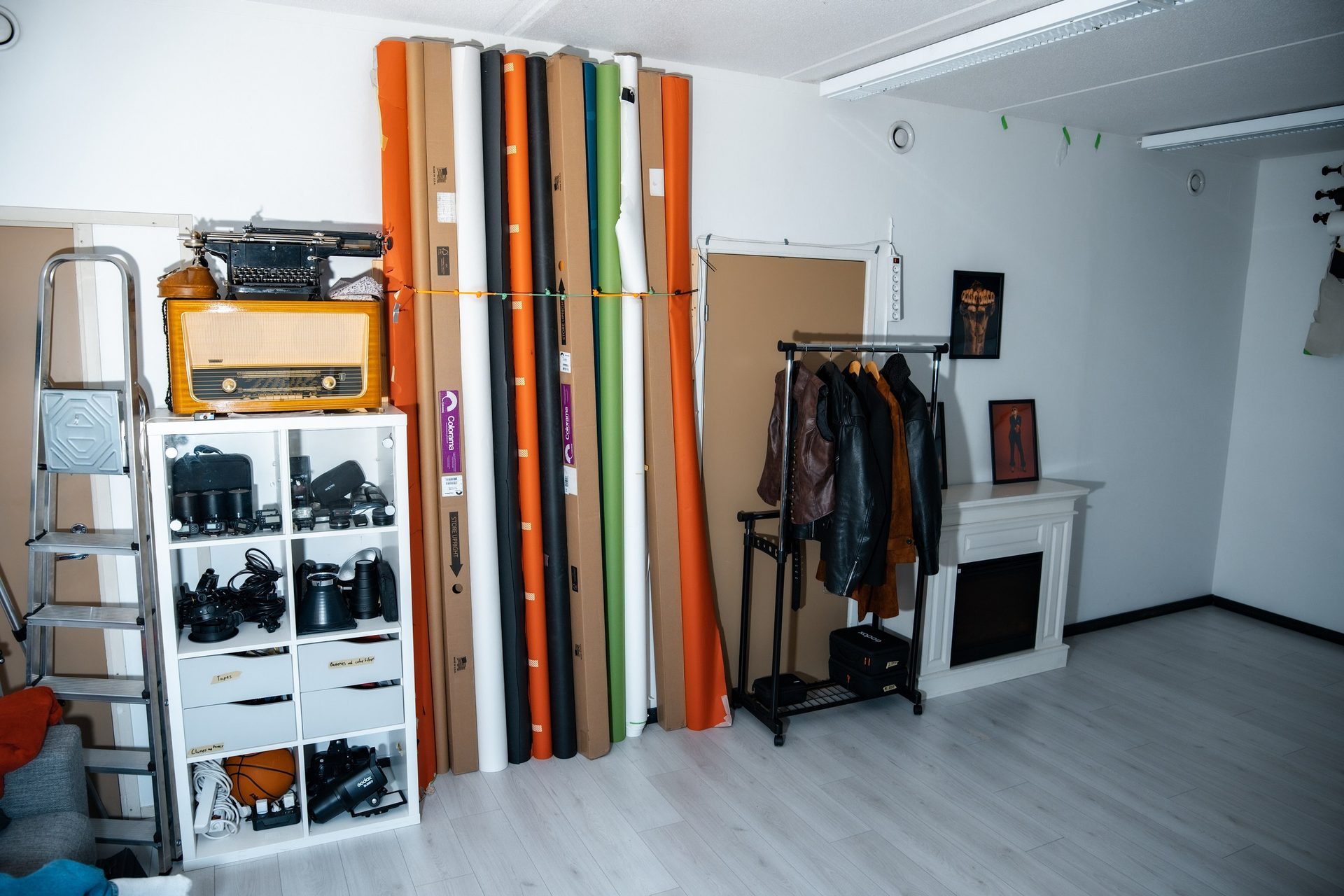 Taustakangasrullia studion varastossa
