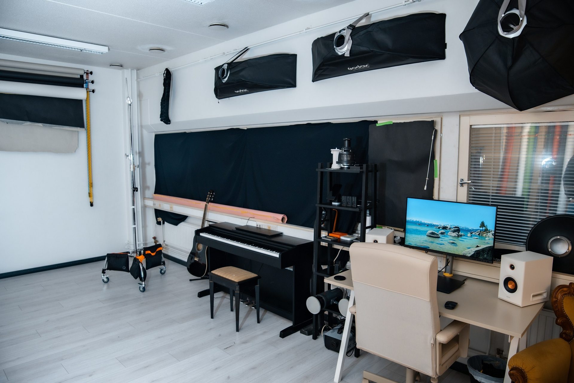 Klipteekin studiotila pianolla ja valokalustolla