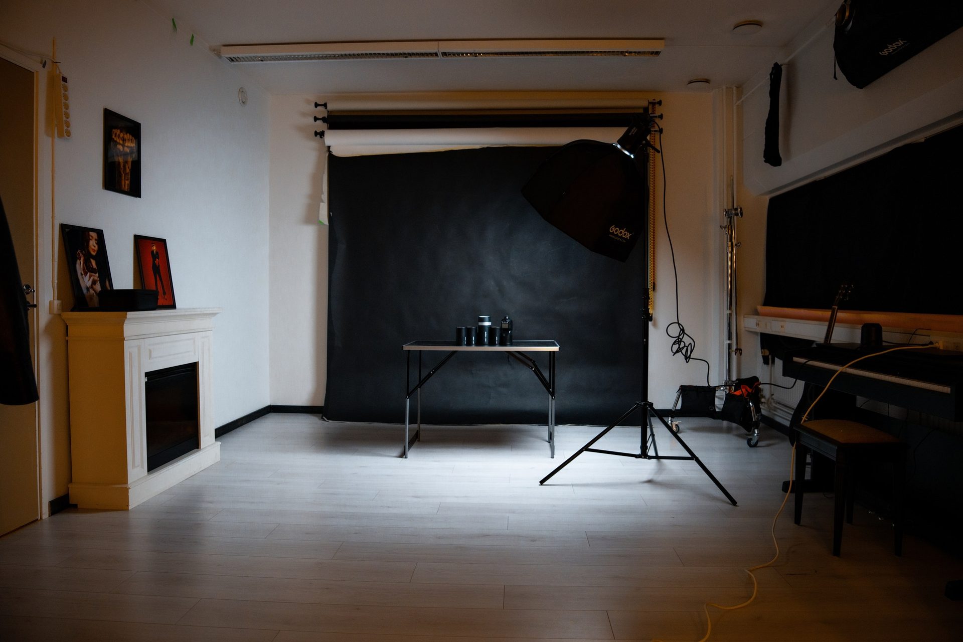 Klipteekin studiotila mustalla taustakankaalla ja kalustopöydällä