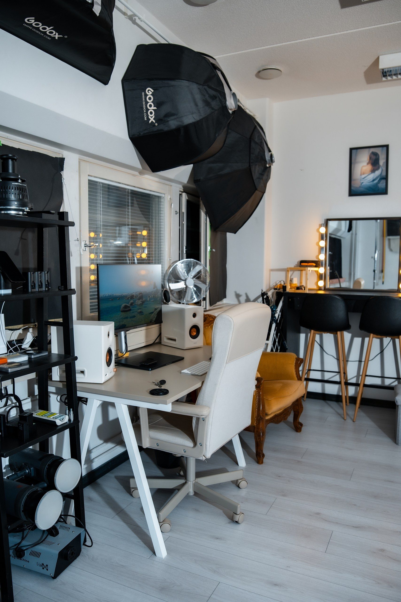 Meikkipiste ja editointipöytä Klipteekin studiolla